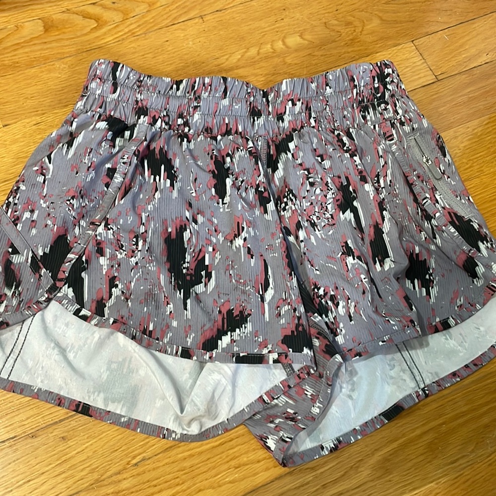 Lululemon tracker short 4 inch, unique pattern. Worn once!
